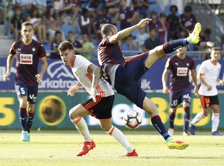 El valencianista Santi Mina disputa un balón con el defensa del Eibar Alejandro Gálvez