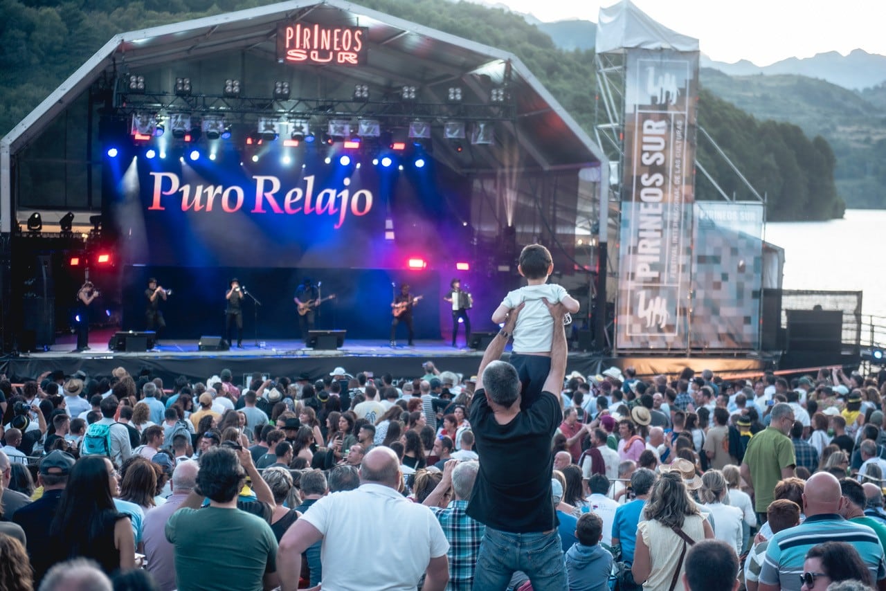 El grupo Puro Relajo era el encargado de abrir como telonero