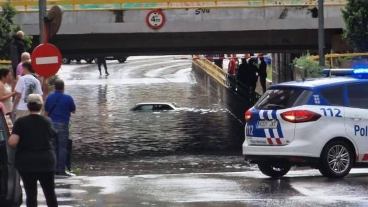La tormenta desborda los servicios de emergencia en Ponferrada ante inundaciones en calles, carreteras y bajos