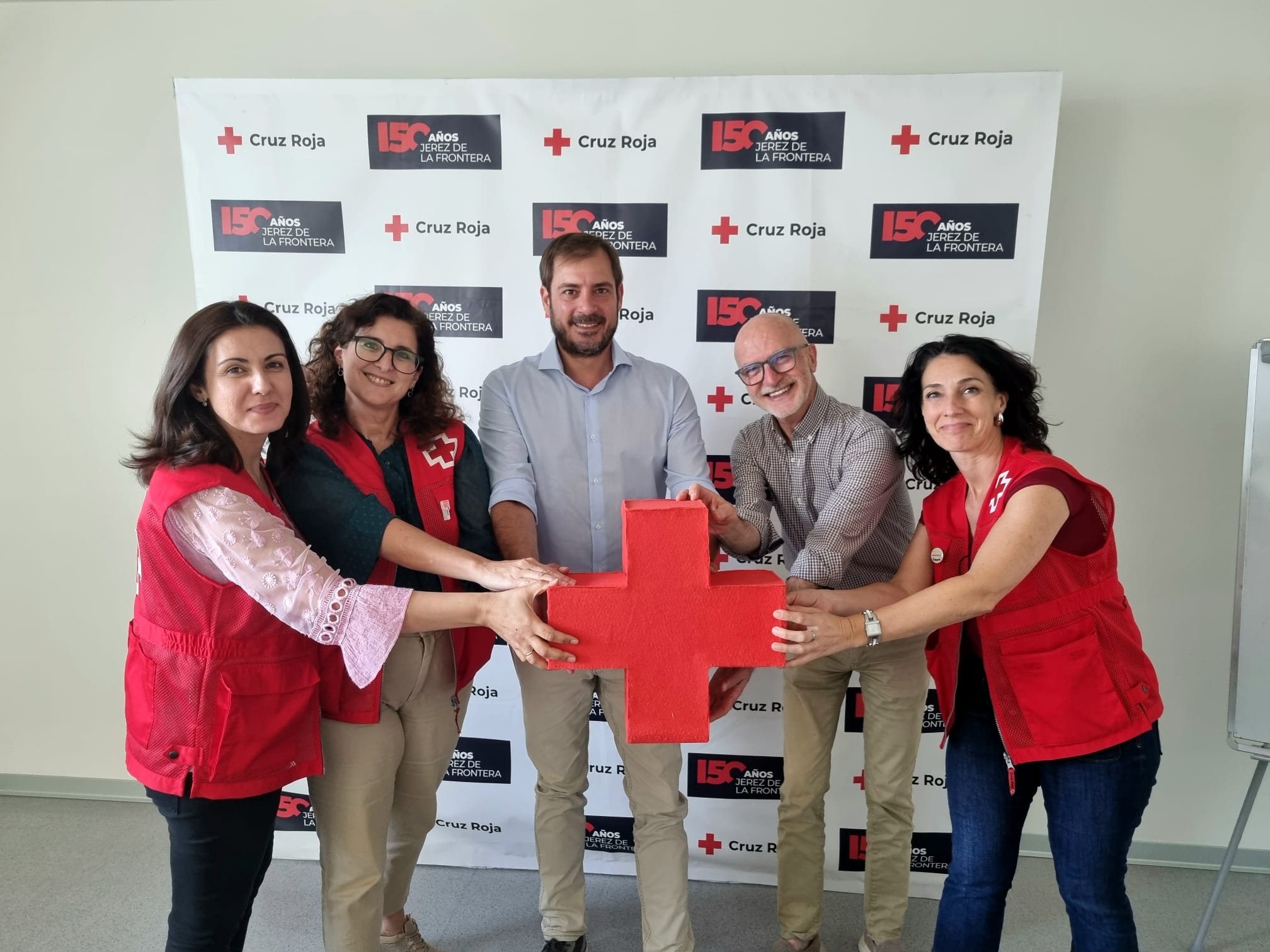 Javier Muñoz, el chef del Sherry, junto al Presidente de la Asamblea Local de Cruz Roja, Ignacio Jaén, y técnicos de Cruz Roja de Jerez