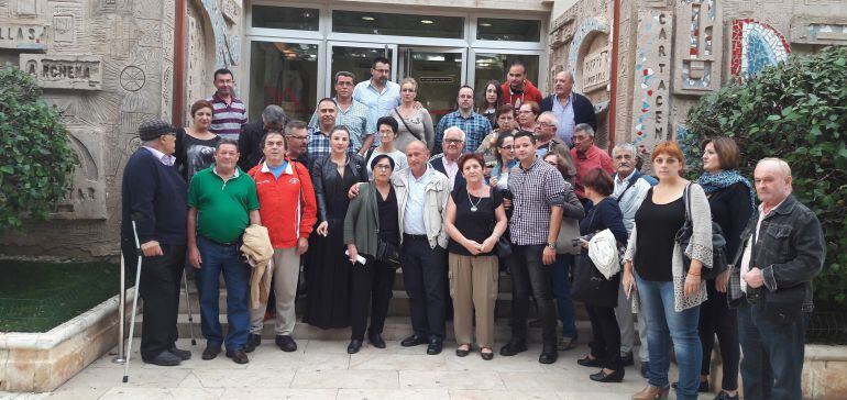 Los cerca de medio centenar de vecinos de los barrios de San Diego y San Cristóbal, una vez desalojados, a las puertas de la Asamblea Regional.