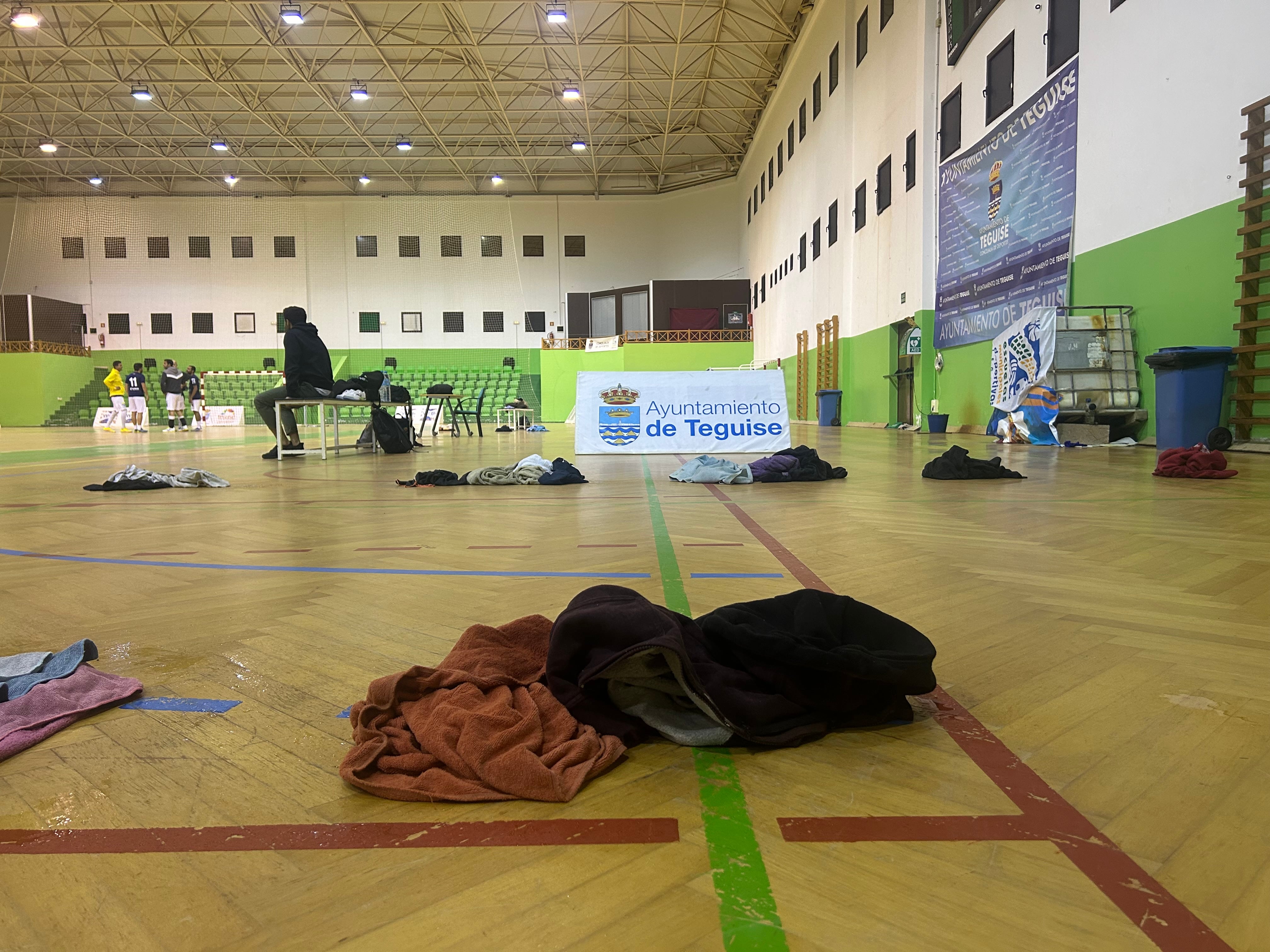 Toallas en el suelo del pabellón deportivo de Teguise.