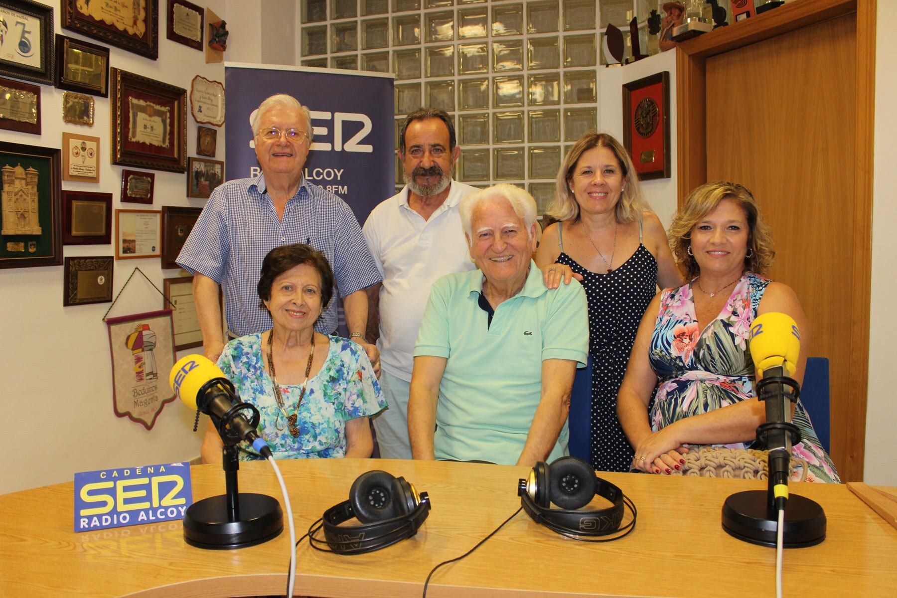 Paco Aznar, Manolo Castro, Carmina Aznar, Carmen Blanquer, Ángel Pérez y Pepa Puchades, en el estudio central de Radio Alcoy