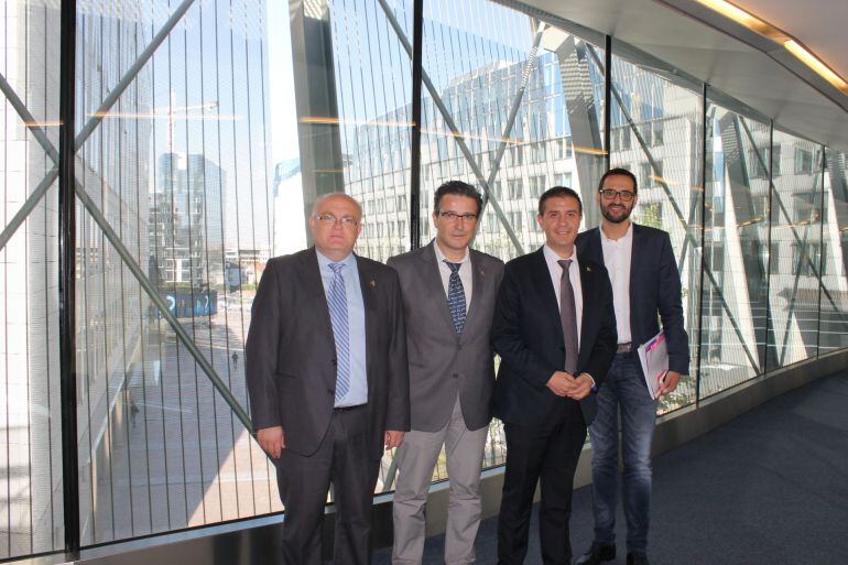 El delegado de la Junta de Comunidades Pedro Antonio Ruiz Santos, el presidente de los cuchilleros de Albacete Juan Andrés Barbero y el presidente de la diputación provincial, Santiago Cabañero en Bruselas