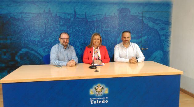 Curro García, coordinador regional de &#039;LOS40&#039; (i), Maite Puig, concejala de Festejos de Toledo (c) y Luis Aznal, jefe de ventas de Prisa Radio en Toledo (d)