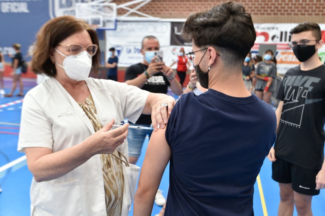 Un joven recibe la primera dosis de la vacuna Moderna en el Pabellón Jara Carrillo, a 3 de agosto de 2021, en Alcantarilla, Murcia (España). La Región de Murcia empezó el pasado día 1 a vacunar al grupo de edad de entre 12 y 19 años, cuando se inició la i