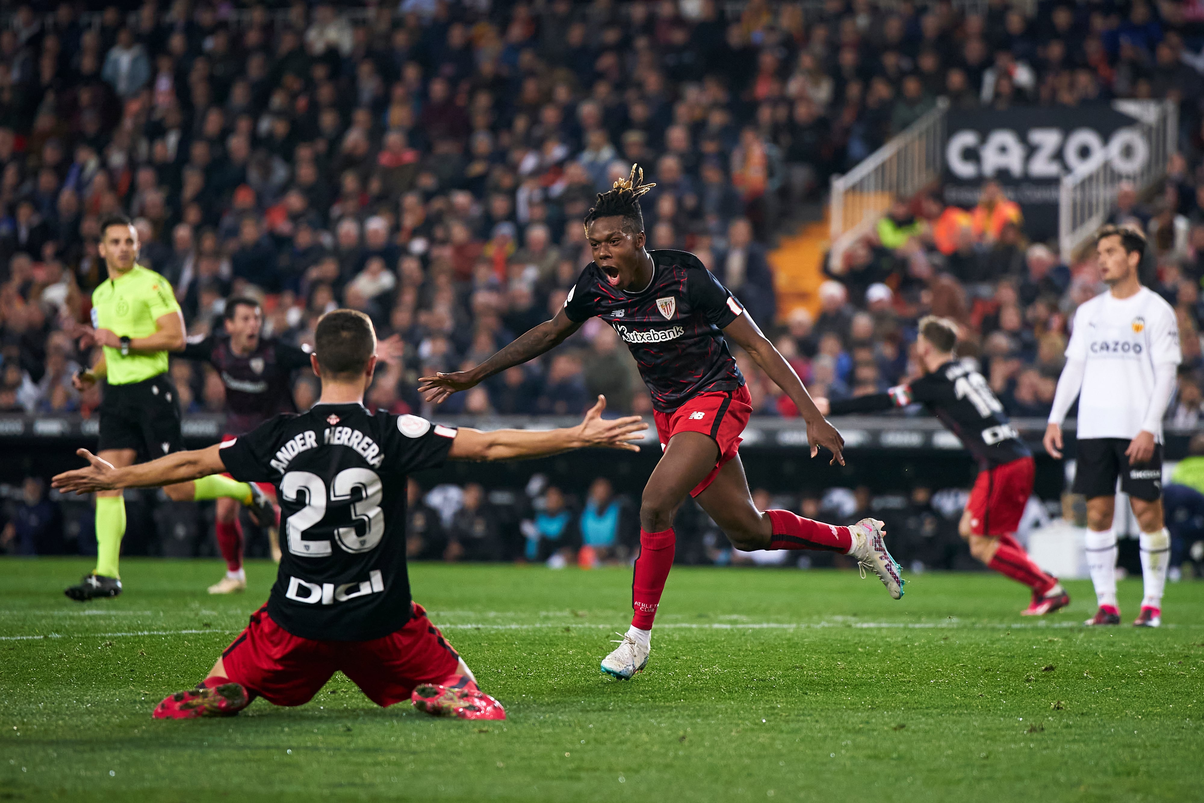 Nico Williams celebra el tanto en Mestalla