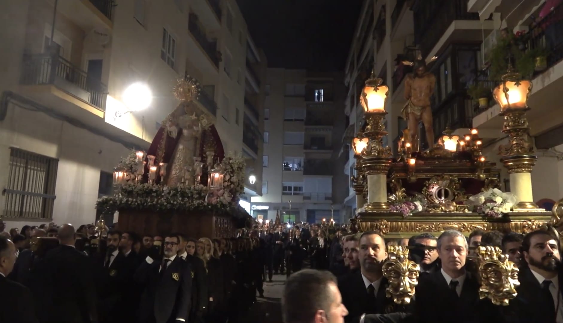 Ntro. Sr. en la Columna y María Stma. de la Caridad en el Claro Alto de San Isidoro, durante la Procesión Extraordinaria de Centenario
