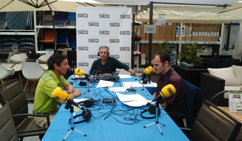 David Sañudo (derecha) junto a uno de los trabajadores de Aki Parla