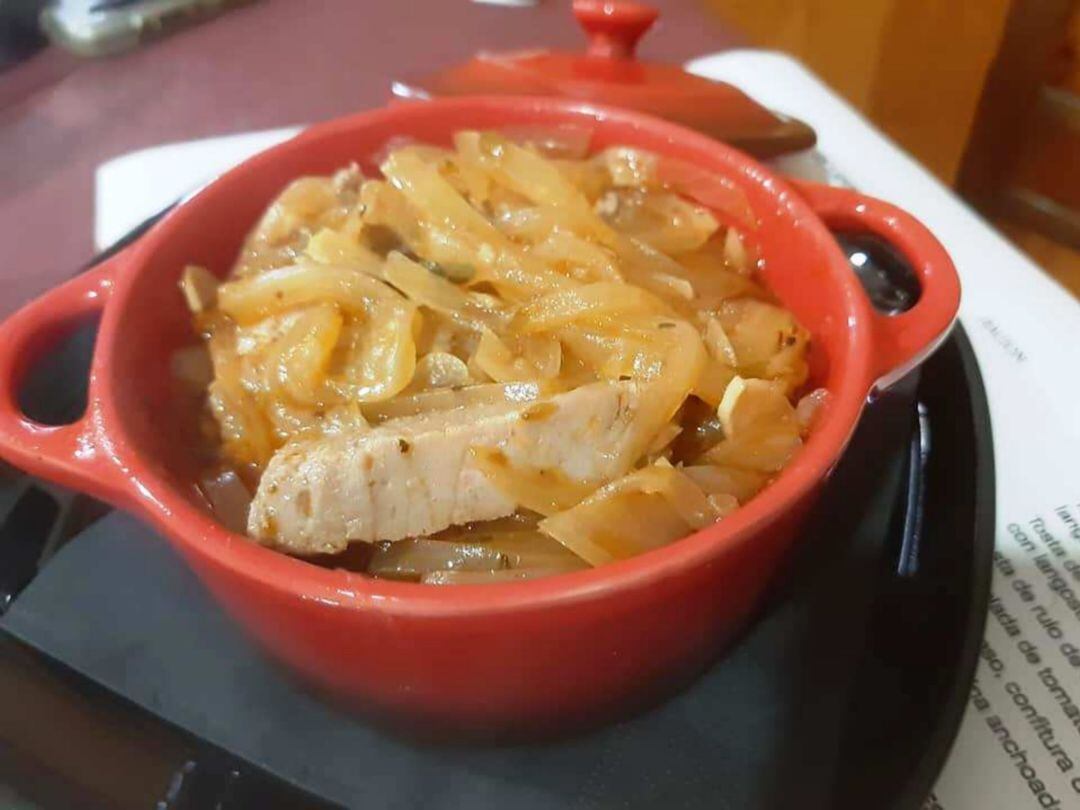 Cazuela de atún encebollado