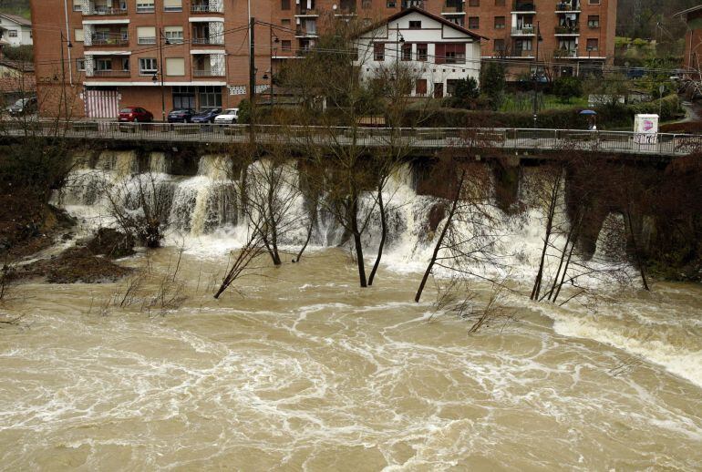Caudal del río Cadagua a su paso por el municipio vizcaíno de Alonsotegi (Bizkaia).