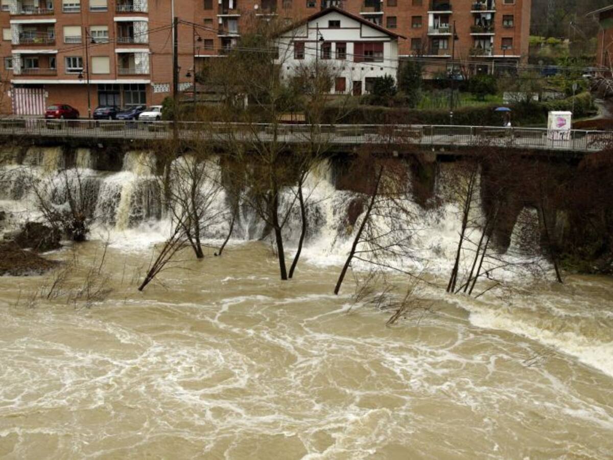 El Urumea alcanza el nivel rojo de alerta