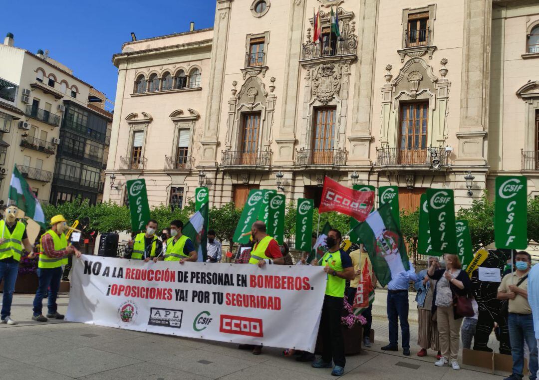 Frente al Ayuntamiento de Jaén, los sindicatos y la plantilla de bomberos se han concentrado para exigir soluciones 