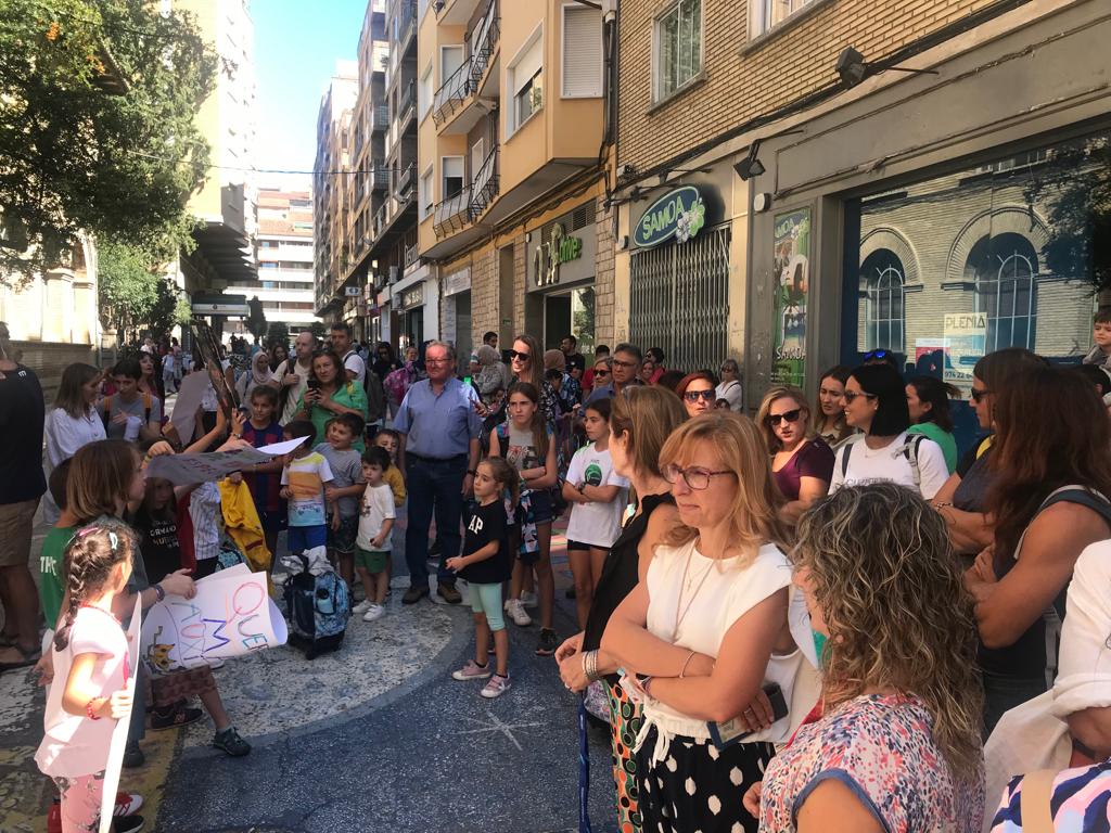 Concentración de protesta por la falta de auxiliares de educación especial en Huesca en las primeras semanas del curso escolar