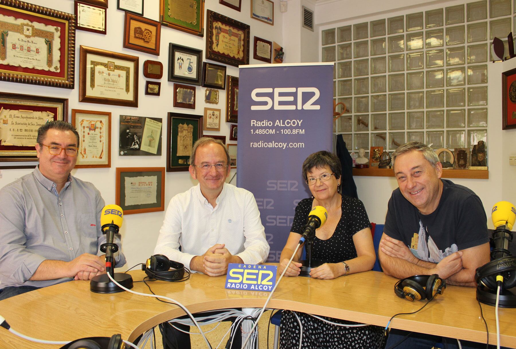 Jesús Martínez, Kike Amonarriz, Esther Vizcarra i Vicent Romans, en l'estudi central de Radio Alcoy