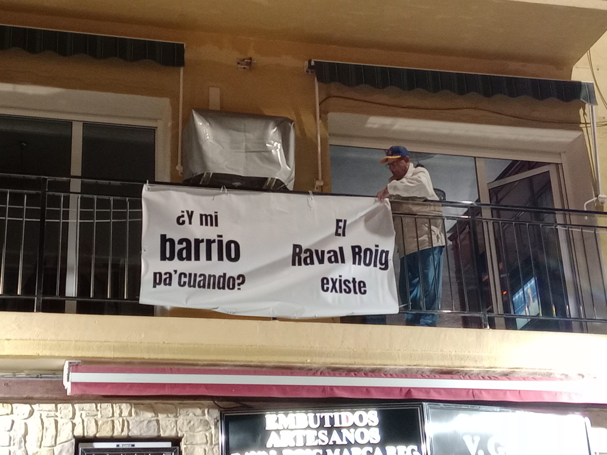 Un cartel reivindicativo de mejoras en el barrio del Raval Roig de Alicante instalado con motivo de la Santa Faz 2024