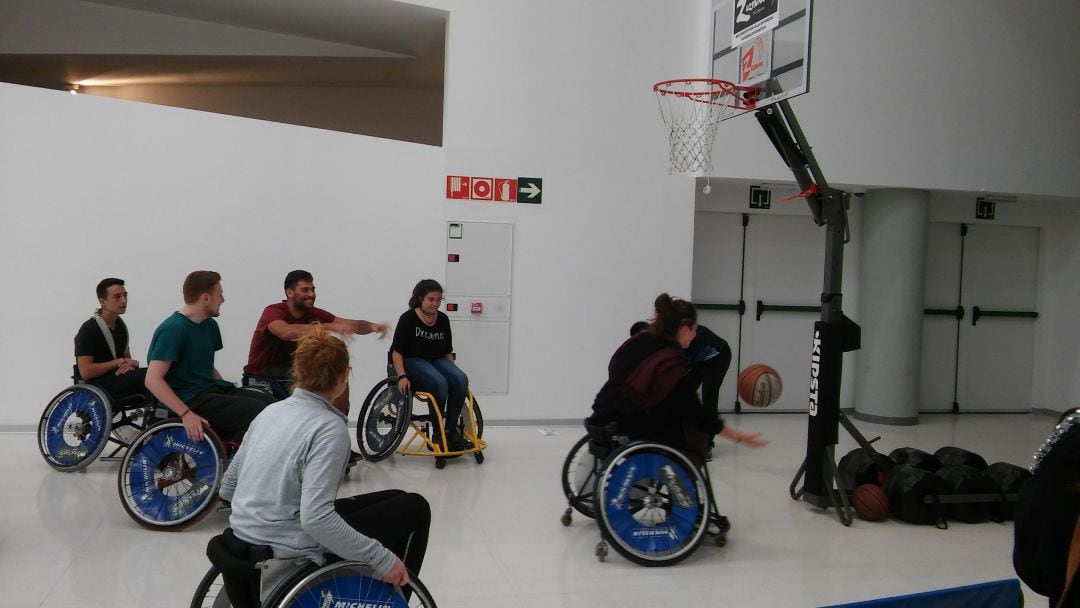 El Salón Sin Barreras permite a los asistentes jugar al baloncesto en silla de ruedas.