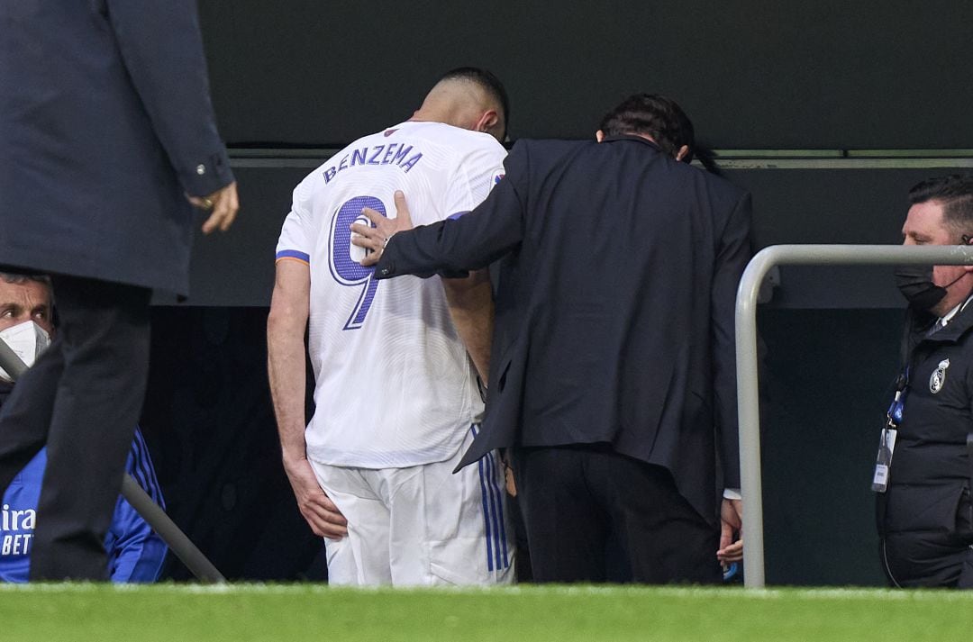 Karim Benzema sale lesionado del Santiago Bernabéu