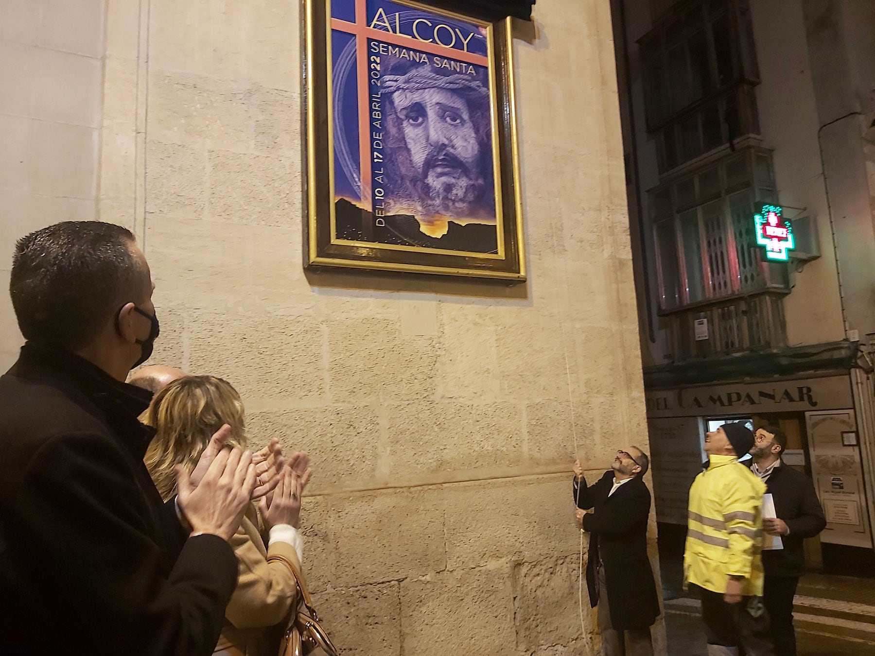 Instante en el que el diseñador Santi Amador descubre su obra ante los aplausos de las autoridades