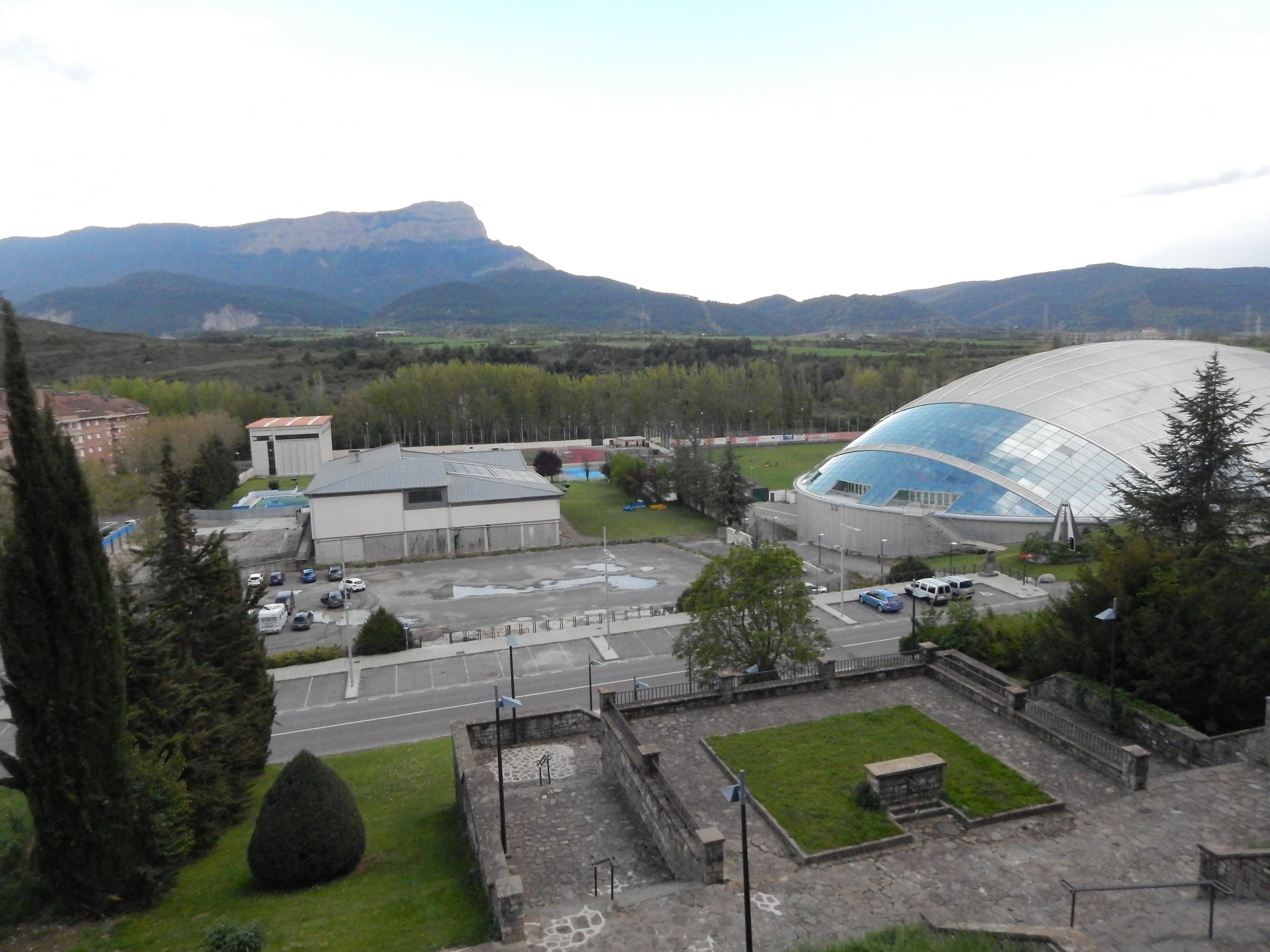 Para el arreglo del aparcamiento situado en el solar que quedó tras el derribo de la vieja pista de hielo (en la imagen junto al actual Pabellón de hielo) se destinarán 50.000 euros
