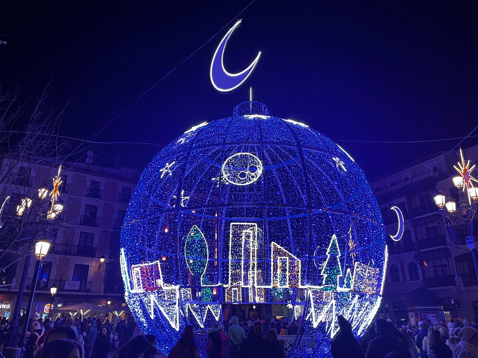 Imagen de archivo de la gran bola de Navidad que se instaló en la Plaza de Zocodover durante la pasada época navideña