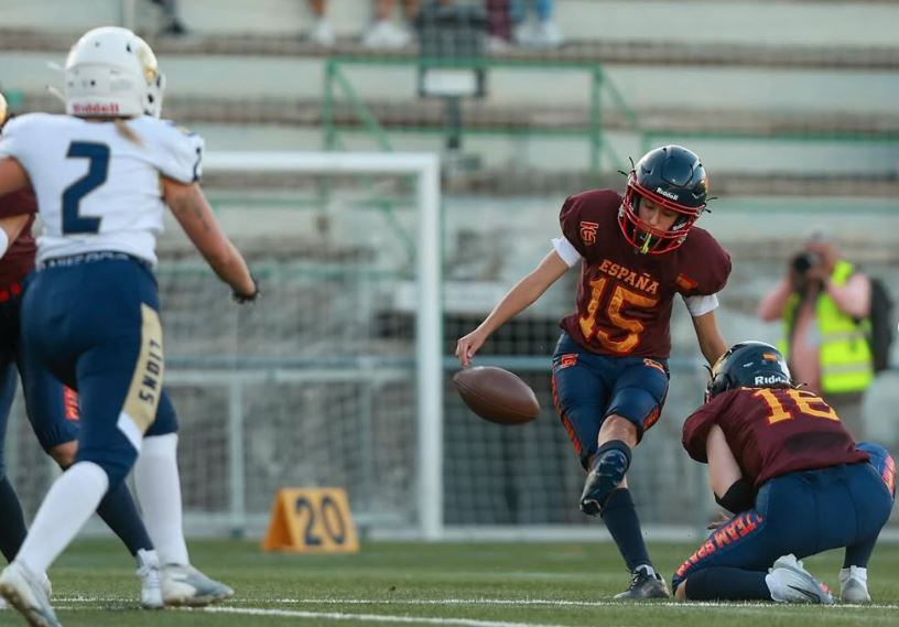 Noa Moll en el moment de transformar un gol de camp decissiu al partit d'Espanya contra Gran Bretanya.