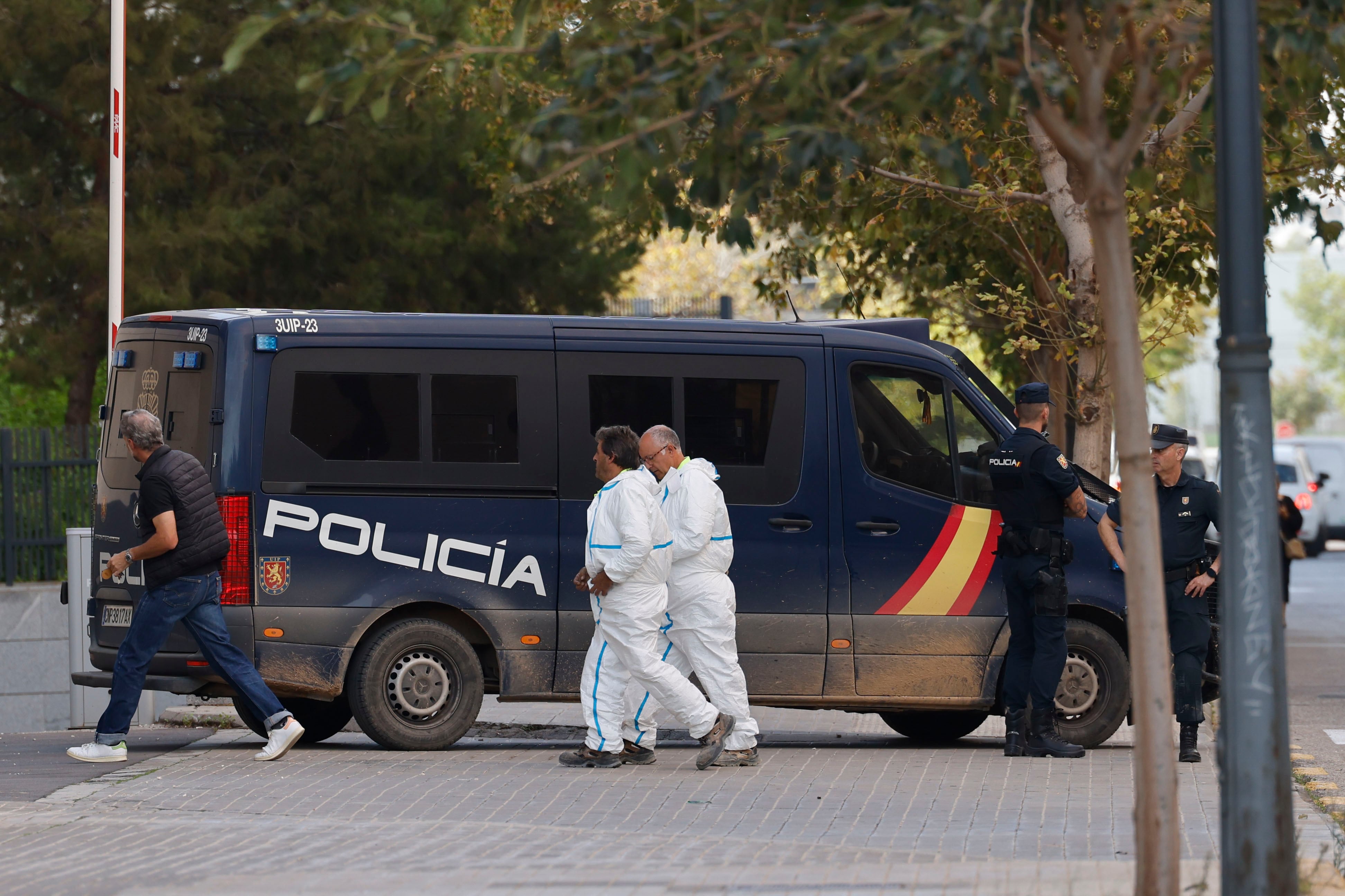 VALENCIA, 31/10/2024.- Efectivos de los servicios funerarios junto a un furgón policial en la Ciudad de la Justicia de Valencia. EFE/ Ana Escobar