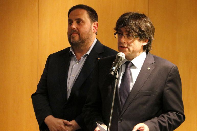 El president de la Generalitat, Carles Puigdemont, i el vicepresident, Oriol Junqueras, abans de l&#039;acte del Pacte Nacional pel Referèndum, el 19 de maig de 2017. (Horitzontal)