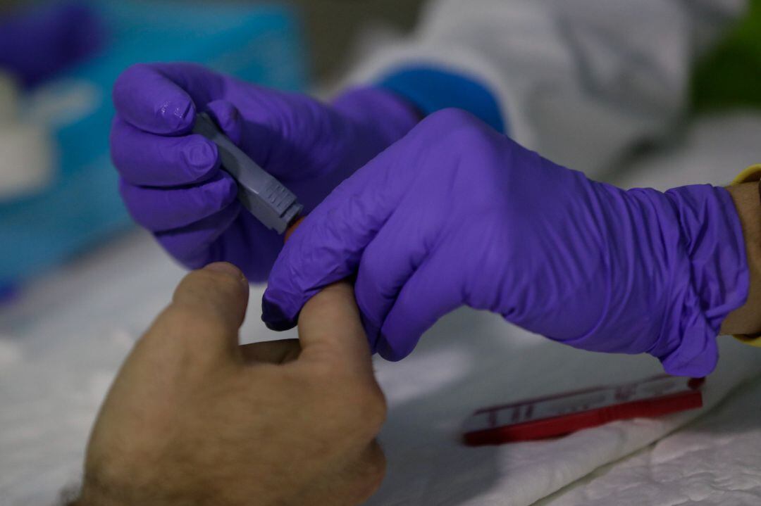 Un sanitario se hace el test para diagnosticar el Covid-19 durante un día de trabajo, foto de archivo