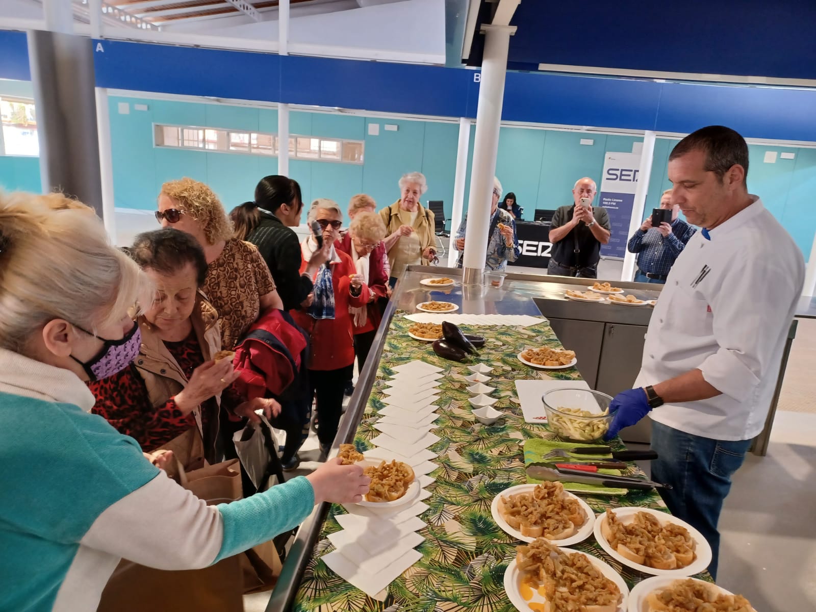 Demostración culinaria durante el especial Hoy por Hoy Linares desde el mercado de abastos