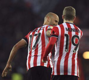 GRA247. BILBAO, 21/12/2014.- El centrocampista del Athletic de Bilbao Mikel Rico (i) es felicitado por Iker Munianin tras marcar ante el Atlético de Madrid, durante el partido de Liga en Primera División disputado esta noche en el estadio de San Mamés, en Bilbao EFE/Luis Tejido