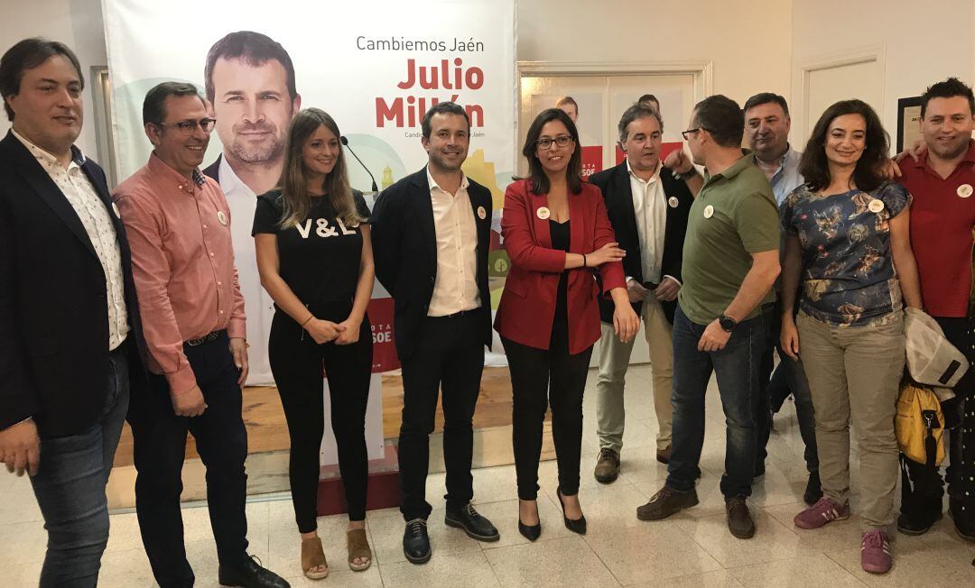 El candidato socialista, Julio Millán (cuarto por la izquierda), junto a otros miembros de la candidatura socialista durante un acto de campaña.