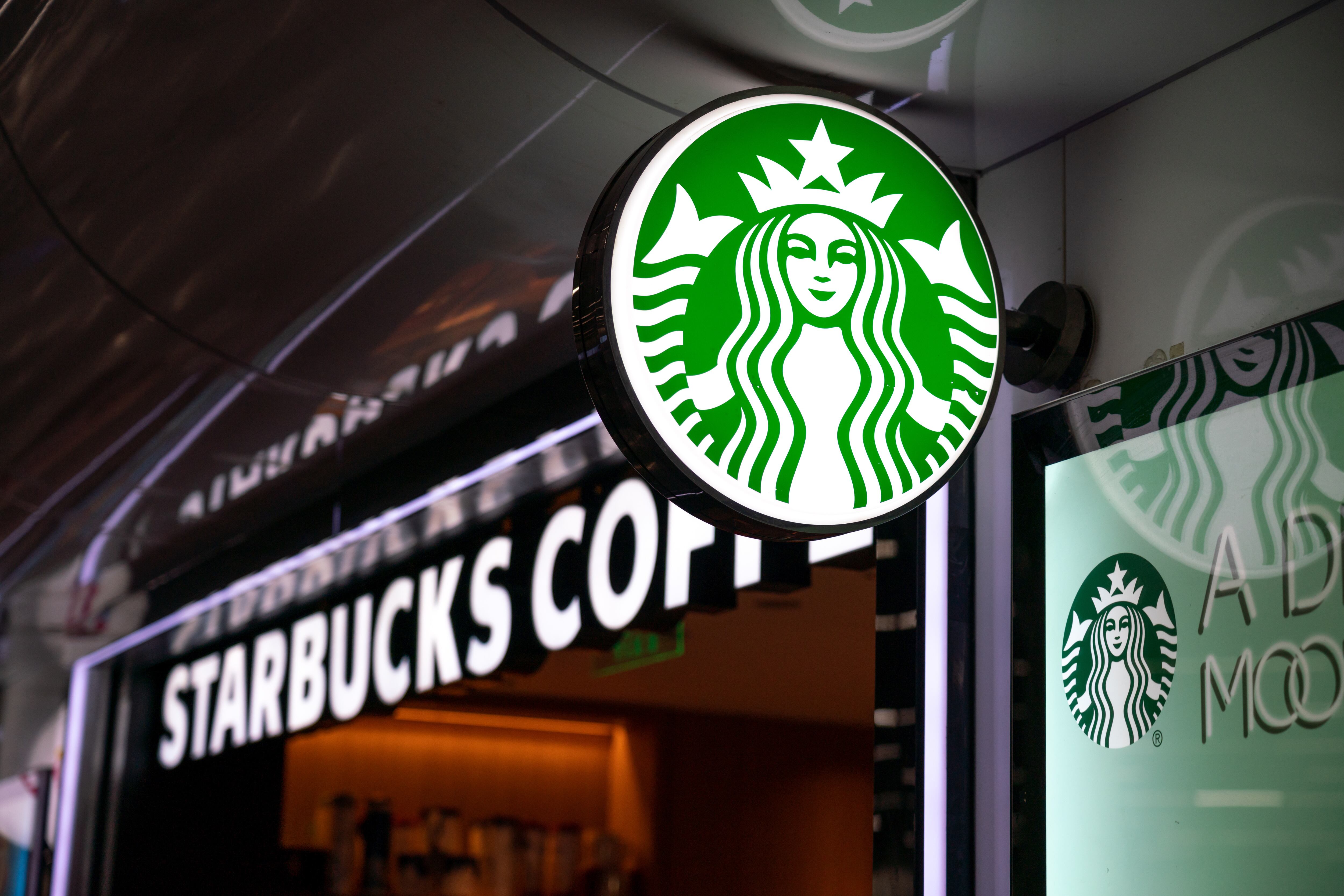 Líderes sindicales ganan una denuncia contra Starbucks en Estados Unidos.