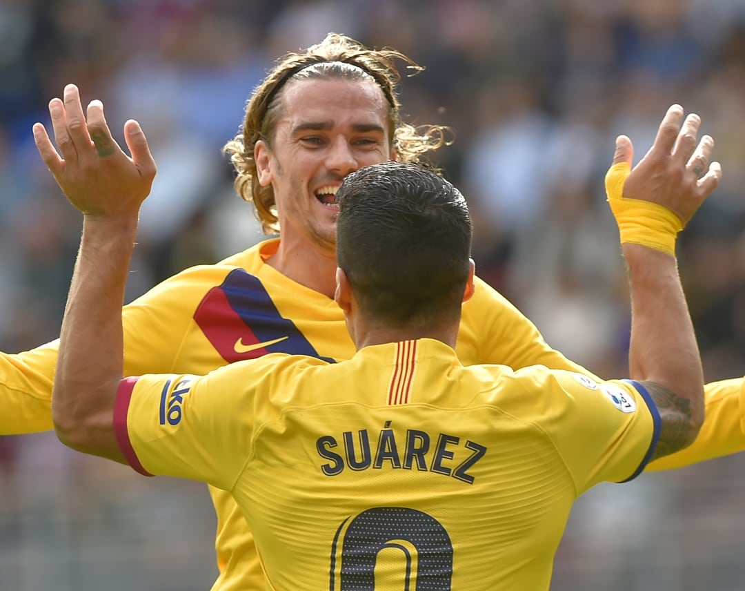 Griezmann y Suárez celebrando uno de los goles ante el Eibar