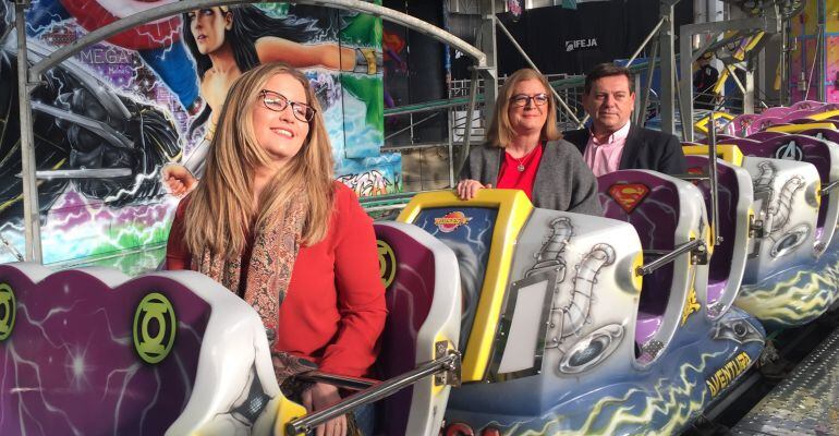 De izquierda a derecha, Ana Morillo, coordinadora provincial del Instituto Andaluz de la Juventud, Francisca Molina, concejala de Cultura de Jaén, y José María Valdivia, director de Ferias Jaén.