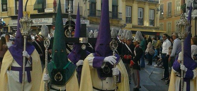 Cabeza de procesión de la Cofradía de la Pollinica en su entrada a calle Carretería