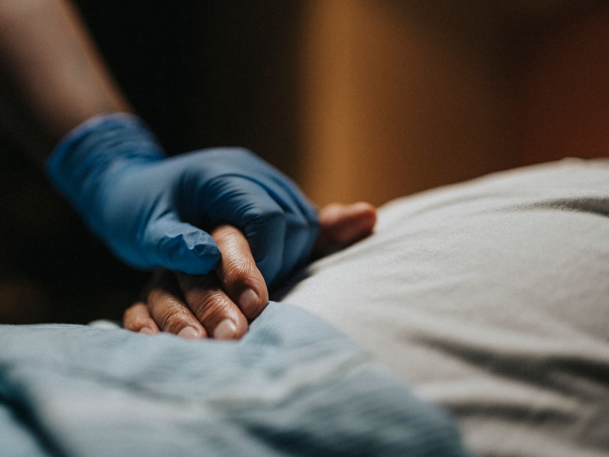 Gana la batalla por su padre, amputado y dependiente: "Pasamos de un zulo en el hospital a una planta"