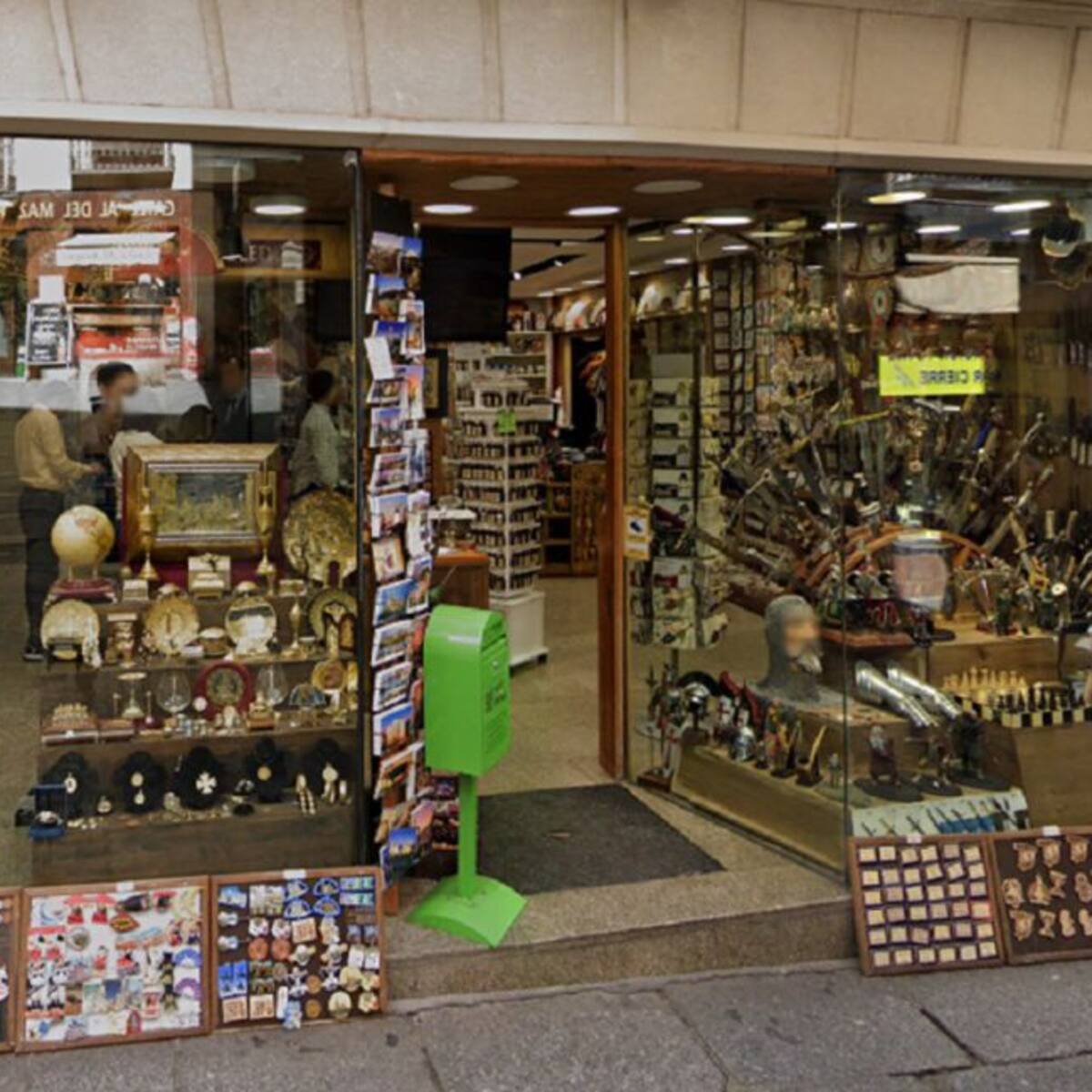 La Policía Local de Toledo multa a varios negocios del Casco Histórico por incumplir la normativa de publicidad