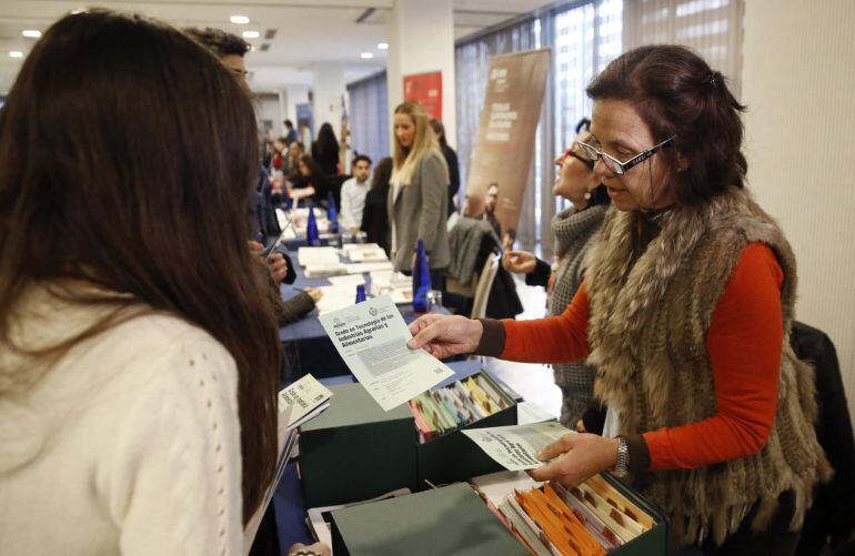 GRA047. MADRID, 19/01/2015.- Más de 35 universidades y centros de formación han dado hoy a conocer su oferta formativa a los estudiantes de bachillerato en el Salón de Orientación Universitaria, celebrado en el Hotel NH Eurobuilding de Madrid. EFE/J.J Guillén