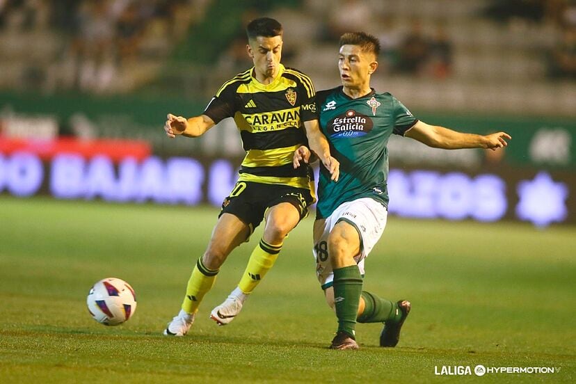 Brais Martínez, en una jugada del Racing-Real Zaragoza de esta pasada temporada en A Malata (foto: LaLiga)