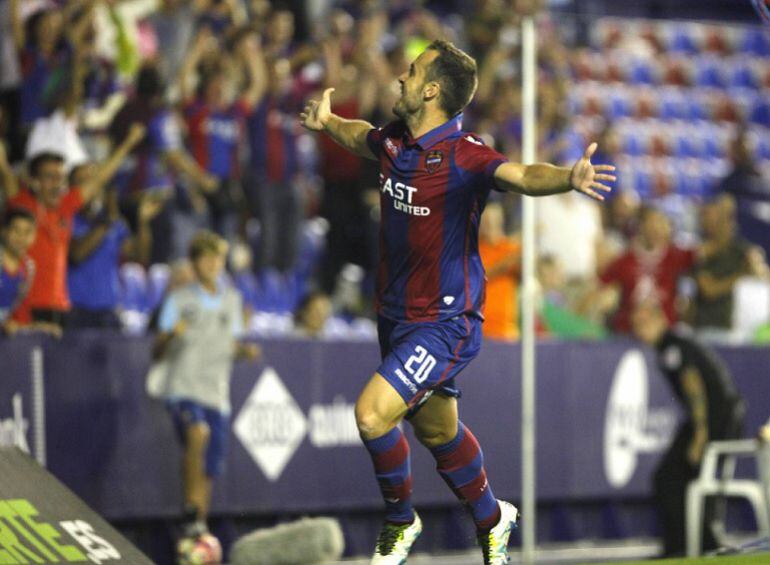 Montañés celebra el gol ante Sevilla AT.