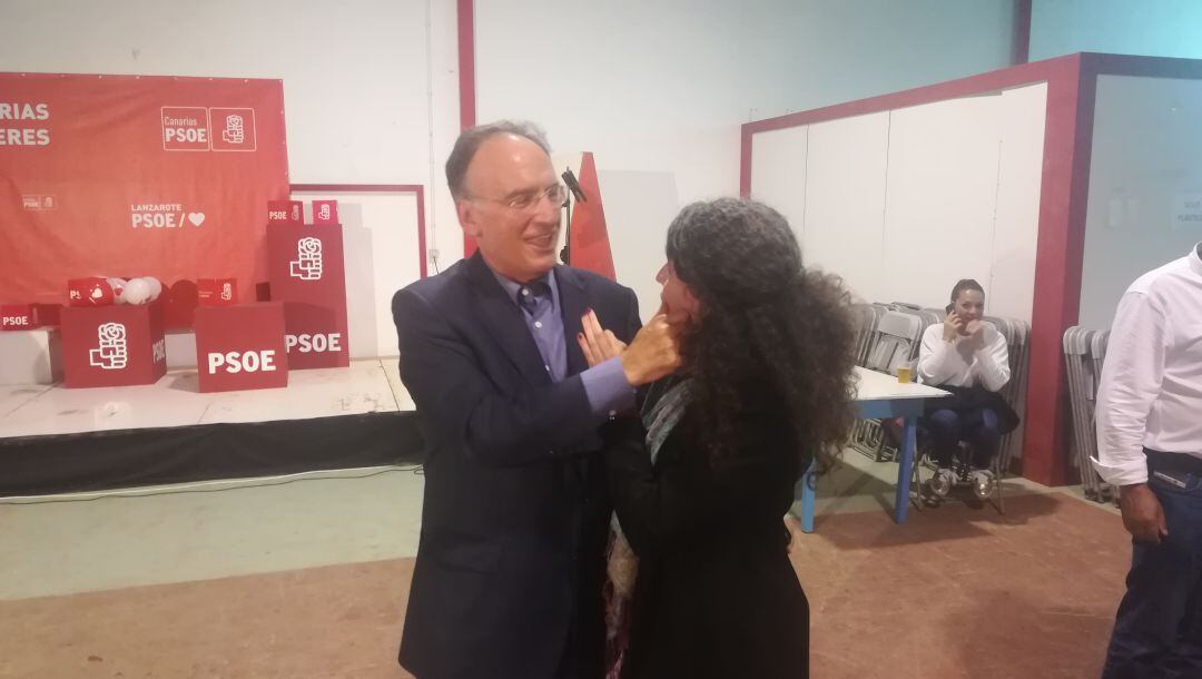 Manuel Fajardo Palarea y Ariagona González tras lograr la plaza de senador y el escaño en el Congreso.