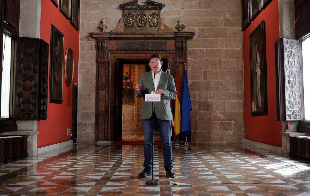 El president de la Generalitat, Ximo Puig, atiende a los medios de comunicación tras la reunión telemática que ha mantenido, desde el Palau de la Generalitat con la consellera de Sanidad, Ana Barceló