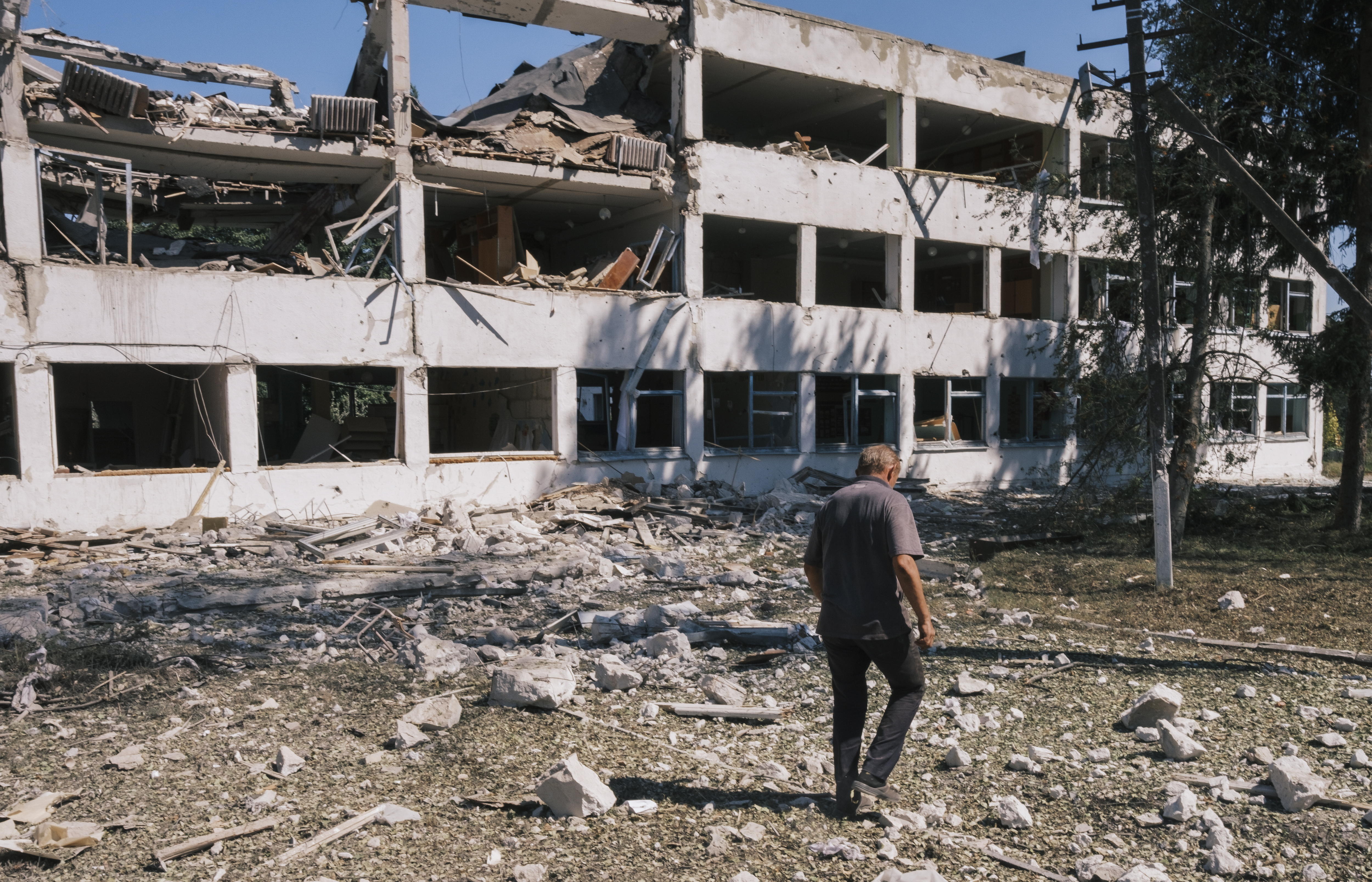 Un hombre pasa por una escuela destruida por dos bombas deslizantes rusas durante la noche del 17 de agosto de 2024 en la aldea de Yunakivka, a 9 kilómetros de la frontera con Rusia en la región de Sumy.