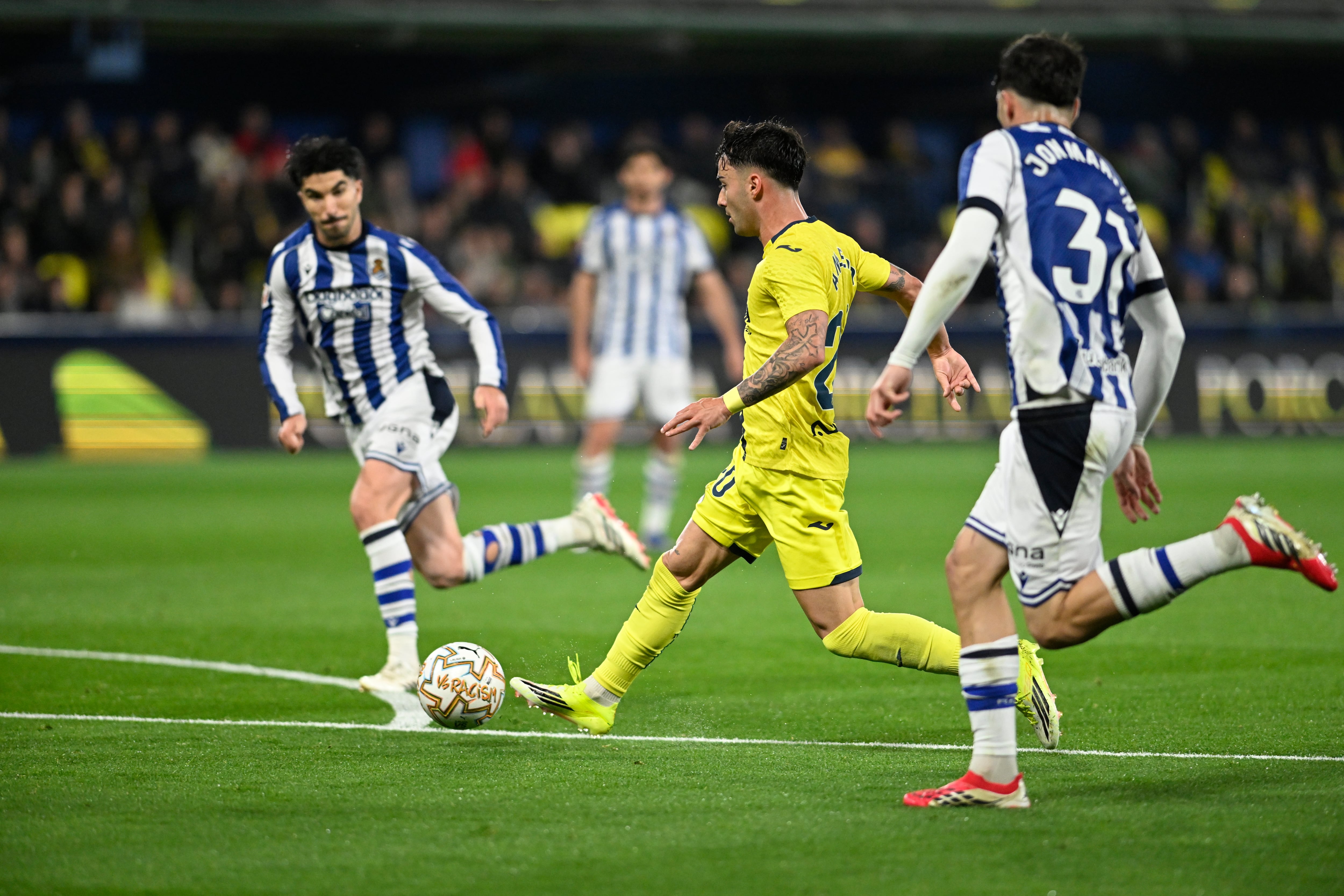 VILLARREAL (CASTELLÓN), 20/03/2026.- El centrocampista del Villarreal Alberto Moleiro (c) juega un balón entre Carlos Soler (i) y Jon Martín, ambos de la Real, durante el partido de LaLiga de fútbol que Villarreal CF y Real Sociedad disputan este viernes en el estadio de La Cerámica. EFE/Andreu Dalmau