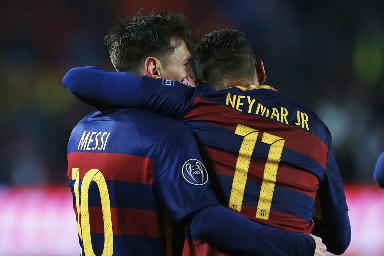 Messi y Neymar, abrazados en el Camp Nou