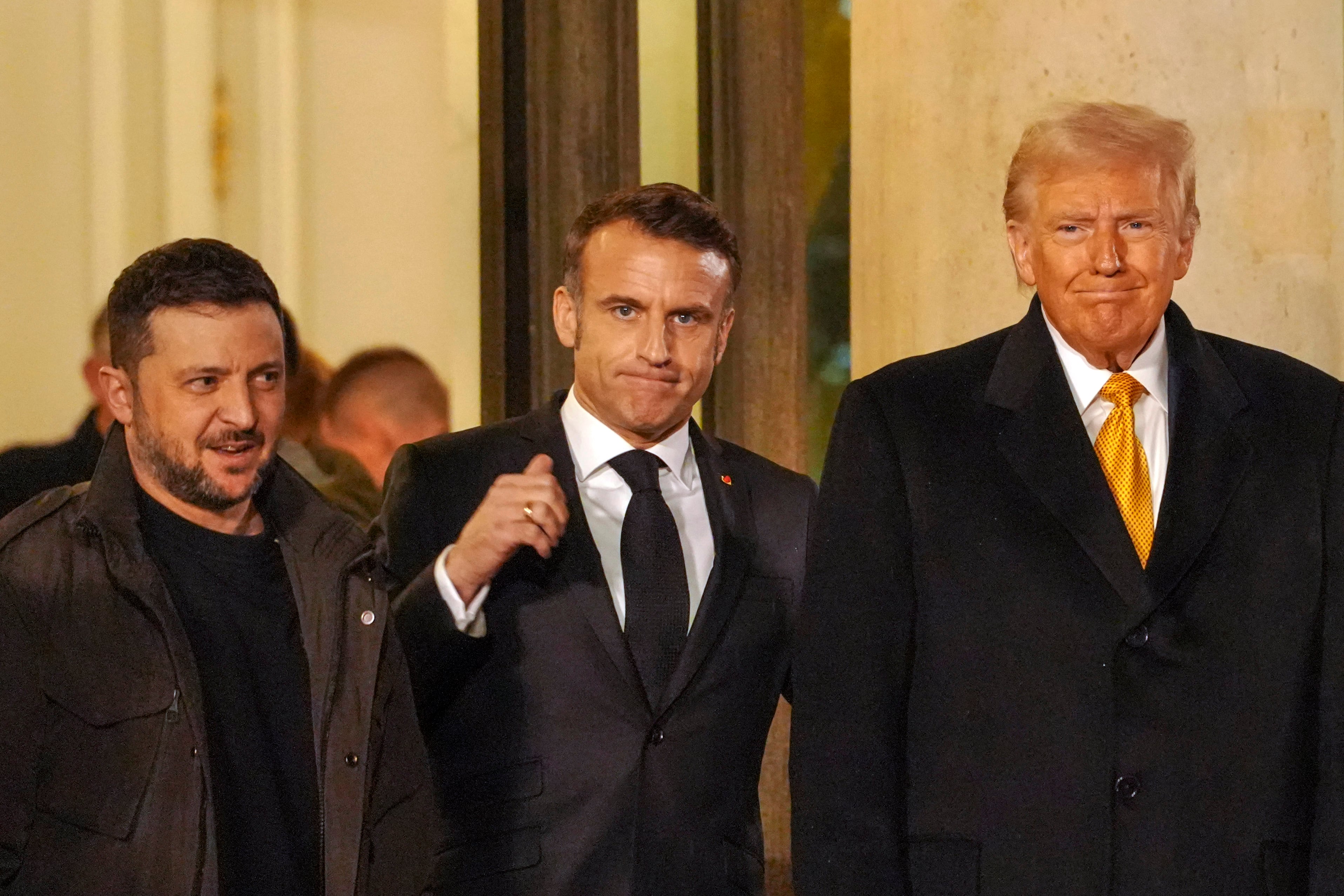 El presidente francés, Emmanuel Macron, con el presidente de Estados Unidos, Donald Trump, y el presidente ucraniano, Volodímir Zelenski, en el palacio del Elíseo, el 7 de diciembre de 2024, en París, Francia