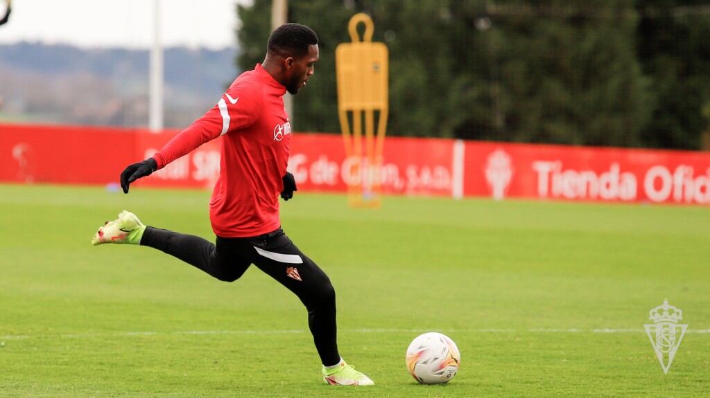 José Luis &#039;Puma&#039; Rodríguez durante un entrenamiento del Sporting en Mareo.