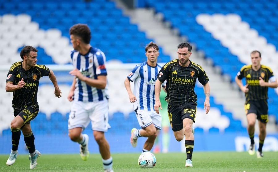Sebas Moyano conduce el balón en el debut liguero en Anoeta