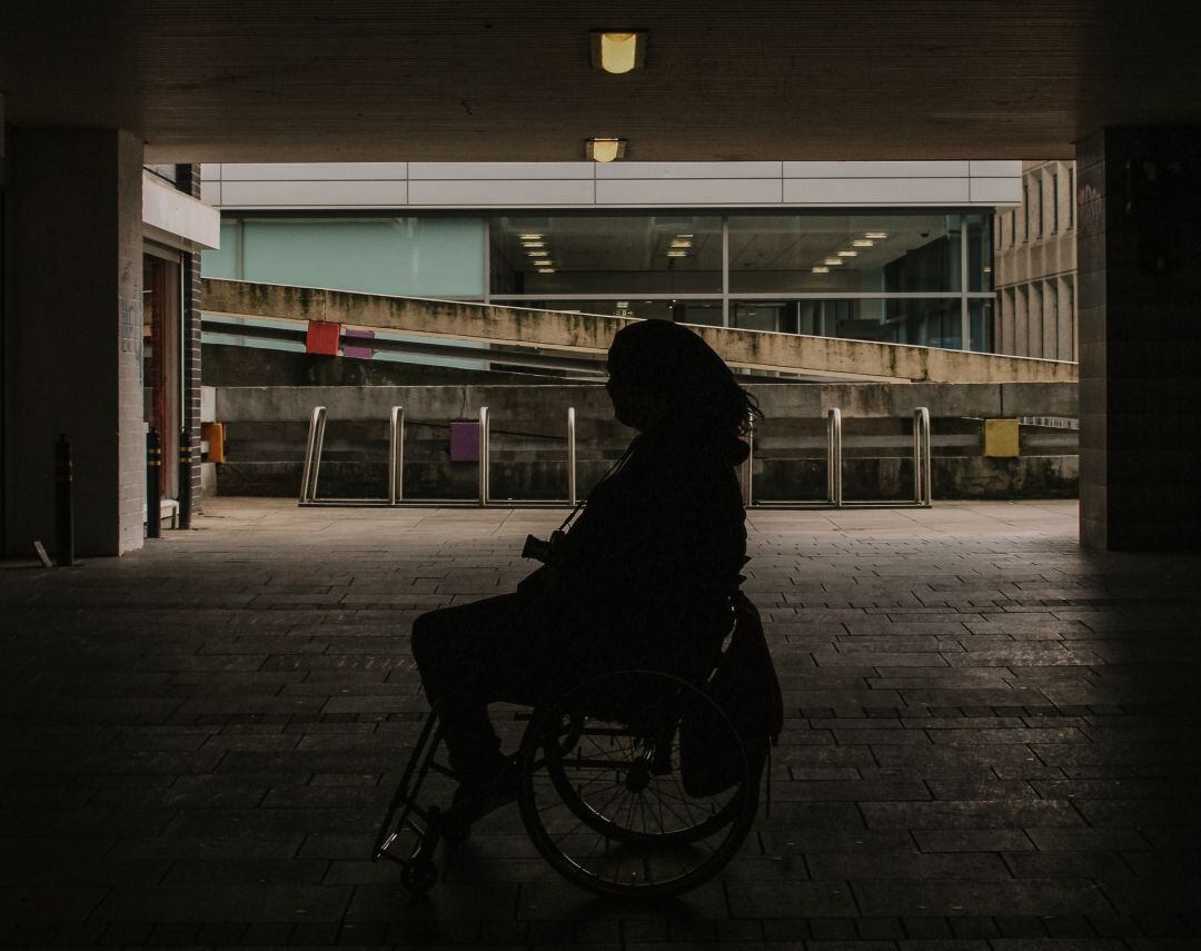 Una joven en silla de ruedas